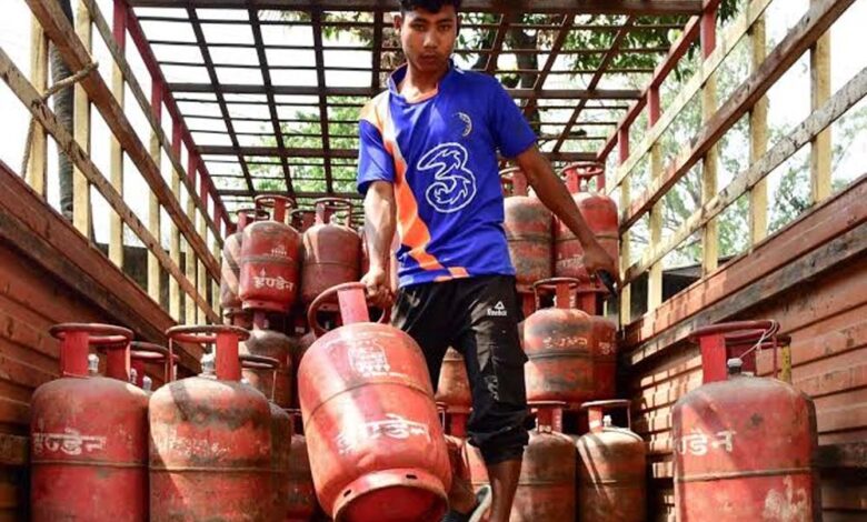 lpg-सिलेंडर-के-दाम-स्थिर,-घरेलू-उपभोक्ताओं-को-नहीं-मिली-कोई-राहत-या-बढ़ोतरी