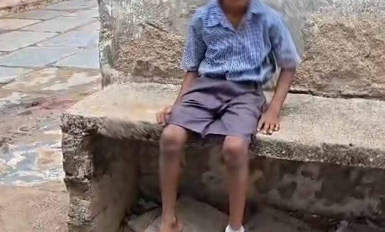 धमतरी-स्कूल-में-शराब-की-टूटी-बोतल-से-घायल-हुआ-छात्र,-ग्रामीणों-का-फूटा-गुस्सा,-कार्रवाई-की-मांग